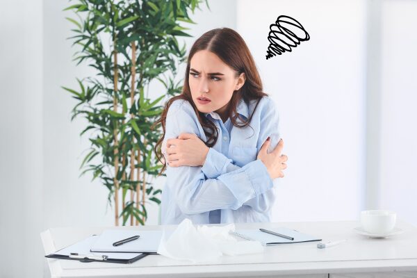 寒さで震えている女性のイメージ画像
